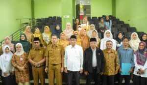  Kelembagaan, Dr.Afrinaldi (tengah) dan peserta pelatihan BIPA.